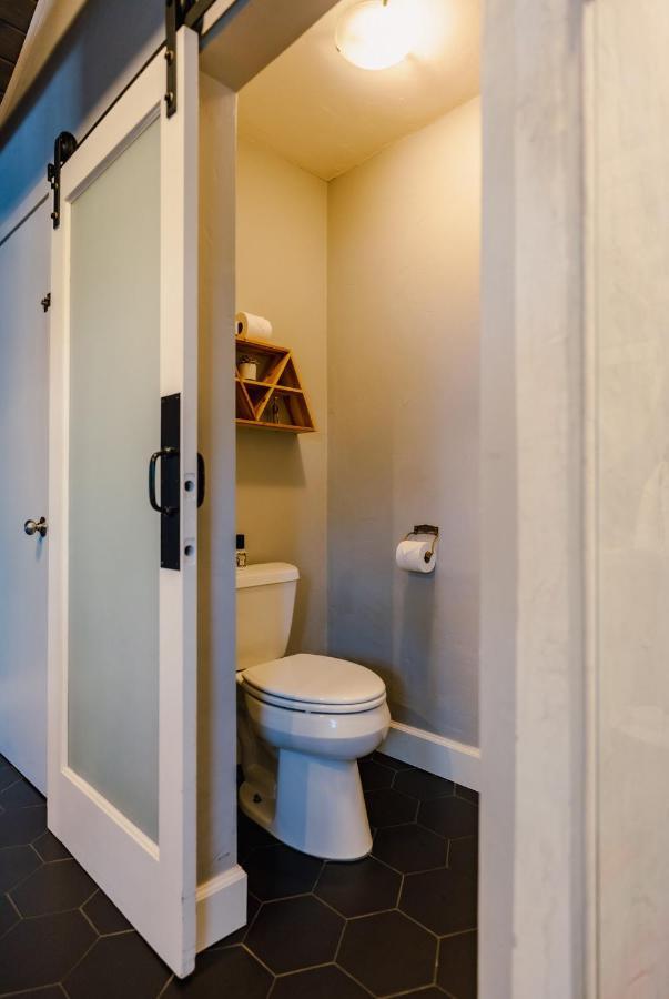 Swank House- West Wing Suite- Pet Friendly * Ashland